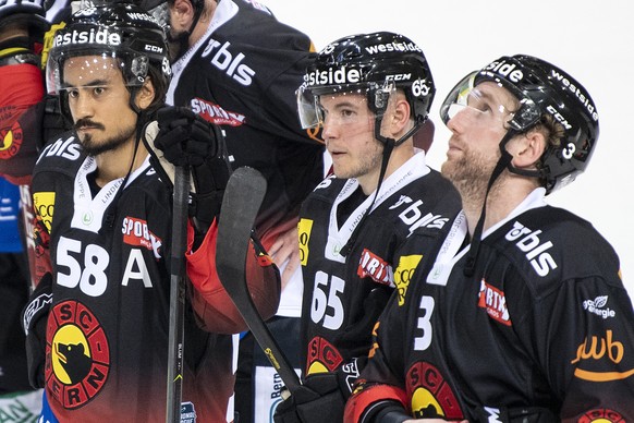 Berns Eric Blum, Ramon Untersander und Justin Krueger, von links, lassen die Koepfe haengen im Eishockey Meisterschaftsspiel der National League zwischen dem SC Bern und Lausanne HC, am Freitag, 27. S ...