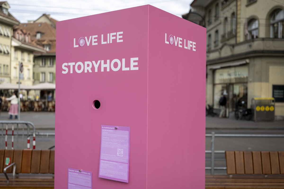 Sicht auf eine Storyhole-Box wo Fragen gestellt werden koennen, waehrend der neuen Love Life-Kampagne gegen die Ausbreitung sexuell uebertragbarer Infektionen, am Freitag, 16. Oktober 2026 in Bern. Di ...
