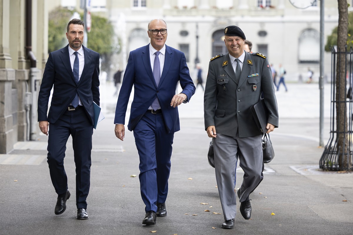 KEYPIX - RECROP OF IMAGE ID 676981705: Bundesrat Martin Pfister, Mitte, kommt mit Benedikt Roos, designierter Chef der Armee, rechts, und Serge Bavaud, designierter Direktor Nachrichtendienst des Bund ...