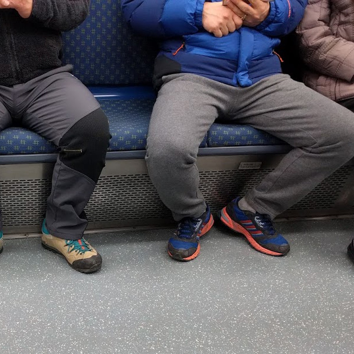 In Madrid rufen Schilder breitbeinige Fahrgäste zu mehr Anstand auf.