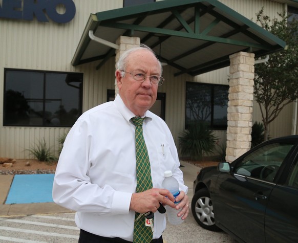 In this photo taken Wednesday, May, 25, 2016, Baylor President Ken Starr leaves a terminal at Waco airport in Waco, Texas. Baylor University&#039;s board of regents says it will fire football coach Ar ...