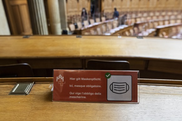 Ein Schild auf der Journalistentribuene macht auf die im Bundeshaus geltende Maskenpflicht, aufgrund der Krise um die Pandemie des Coronavirus, Covid-19, aufmerksam, zu Beginn der Sondersession des Na ...