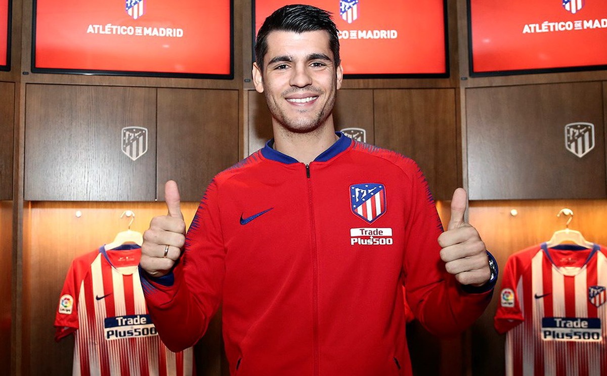 epa07328190 A handout picture provided by Atletico de Madrid, shows forward Alvaro Morata posing as a new Atletico's player in Madrid, Spain, 28 January 2019. Morata joins Atletico de Madrid on l ...