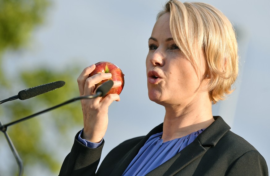 Regierungsraetin Natalie Rickli und der Apfel beim SVP- Wahlauftakt im Zeughausareal in Uster am Donnerstag, 22. August 2019. (KEYSTONE/Walter Bieri)