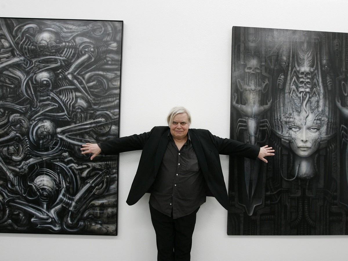 ARCHIV --- Der Churer Kuenstler H.R. Giger posiert am Freitag, 29. Juni 2007, im Buendner Kunstmuseum in Chur vor zwei seiner Bilder aus dem Jahre 1976 und 1974. "H.R. Giger - Das Schaffen vor Al ...