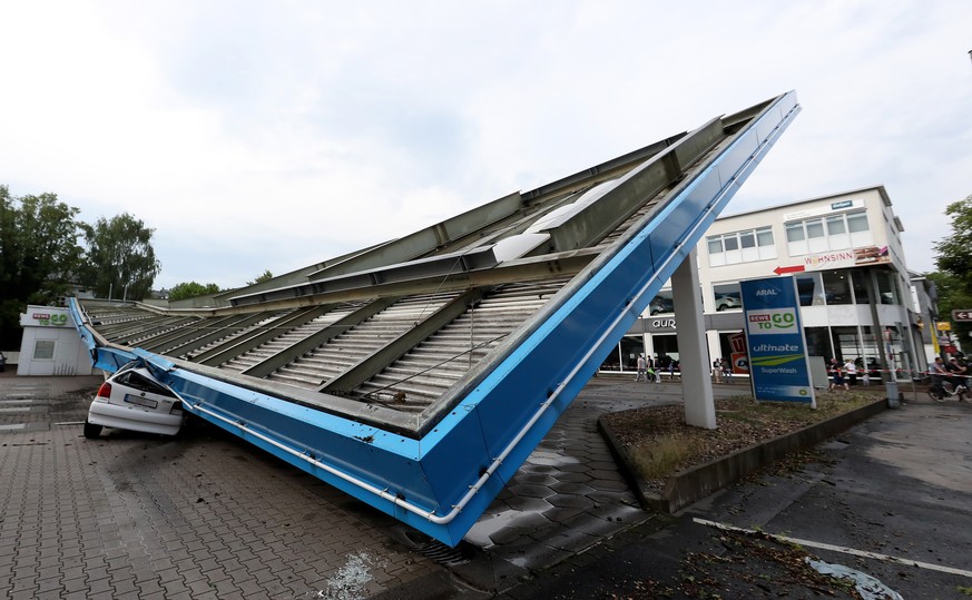 epa06771807 A general view on a gas station which&#039;s roof was torn down by a storm in Wuppertal, Germany, 29 May 2018. The German Meteorological Service (DWD) has issued severe weather warnings du ...