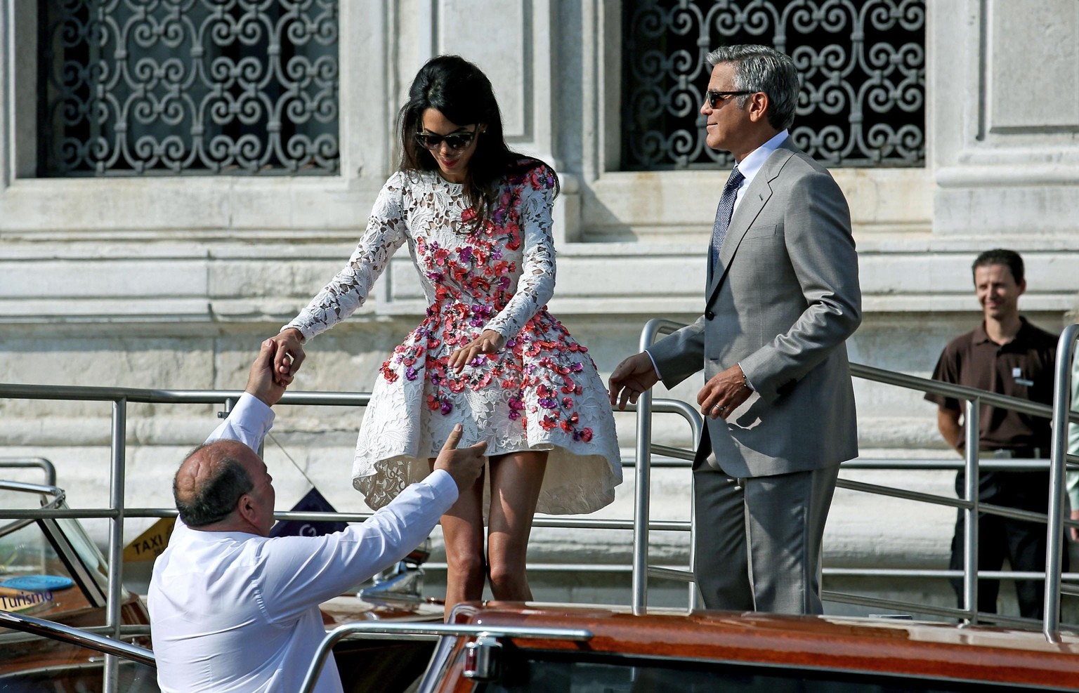 Die spektakuläre Mini-Robe, in der sich Alamuddin am Sonntag in Venedig erstmals als Mrs. Clooney der Öffentlichkeit präsentiert hat, stammt vom italienischen Designer Giambattista Valli.&nbsp;