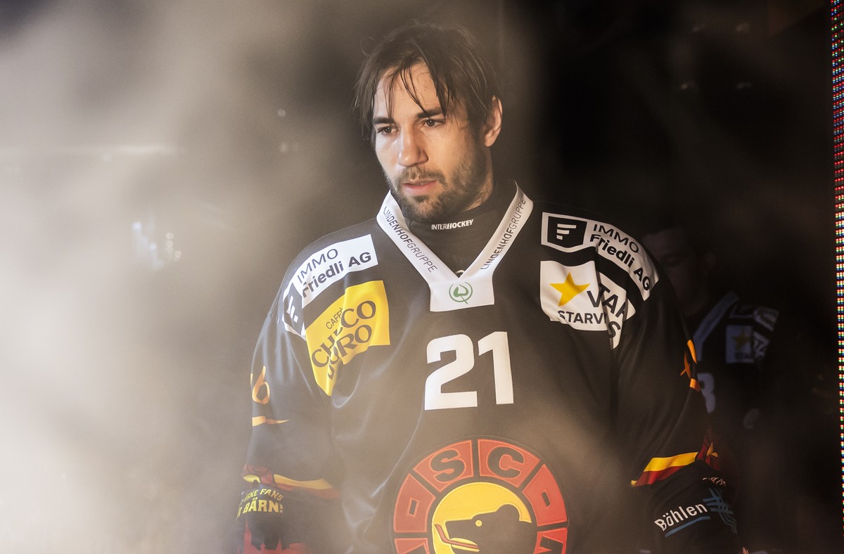 Simon Moser (SCB) geht aufs Eis vor dem fuenften Eishockey Playoff Viertelfinalspiel der National League zwischen dem SC Bern und dem HC Fribourg-Gotteron, am Samstag, 22. Maerz 2025 in der PostFinanc ...