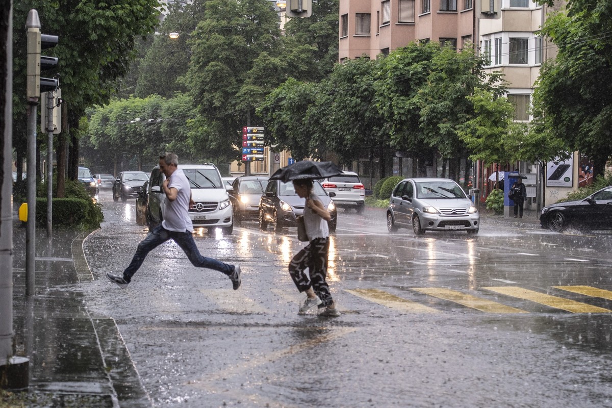 Starke Regenfaelle und Gewitter ziehen ueber die Stadt Luzern und die Zentralschweiz, am Montag, 23. Mai 2022, in Luzern (KEYSTONE/Urs Flueeler)