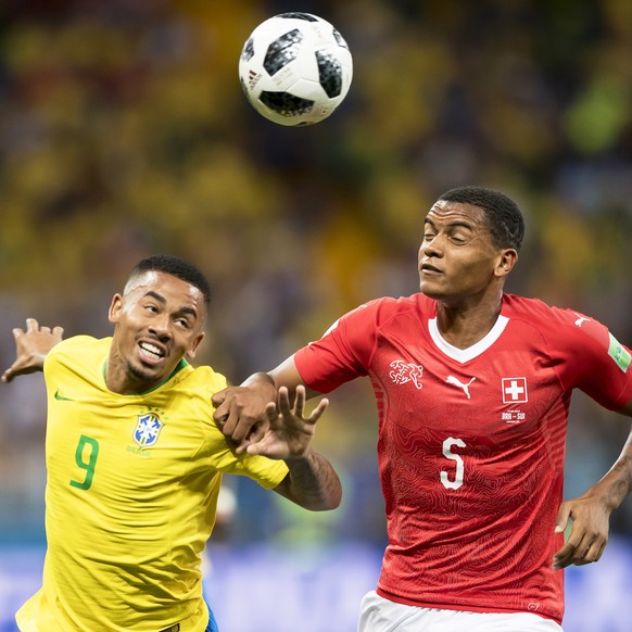 epa06816782 Brazil&#039;s forward Gabriel Jesus (L) in action against Switzerland&#039;s defender Manuel Akanji (R) during the FIFA World Cup 2018 group E preliminary round soccer match between Brazil ...
