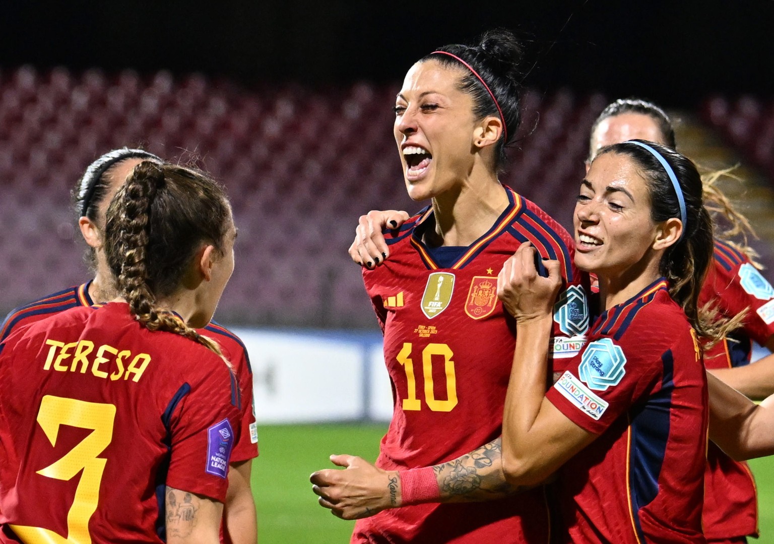 epa10943383 Spain&#039;s Jennifer Hermoso (C) jubilates with her teammates after scoring a goal during the UEFA Women&#039;s Nations League soccer match Italy vs Spain at the Arechi stadium in Salerno ...