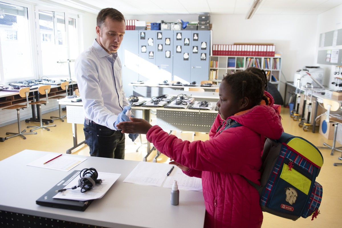 Stefan Nyffenegger, Lehrer, weisst auf Handdesinfektion hin, am Dienstag, 17. Maerz 2020, an der Schule Duerrenroth. (KEYSTONE/Marcel Bieri )