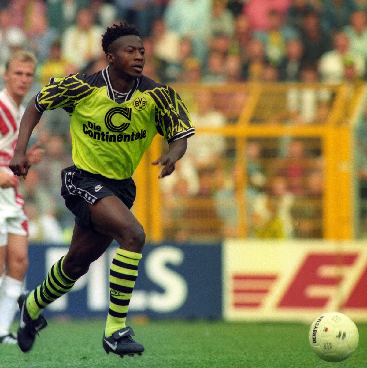 Bildnummer: 15020589 Datum: 24.09.1994 Copyright: imago/Pressefoto Baumann
Borussia Dortmund - VfB Stuttgart: Ibrahim Tanko (re., Dortmund) wird von Fredi Bobic (Stuttgart) verfolgt; ORD3102 Fußball x ...