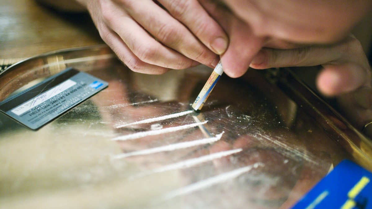 [gestellte Aufnahme] Ein Mann konsumiert am 11. November 2006 Kokain in einer Privatwohnung in Zuerich. (KEYSTONE/Martin Ruetschi) === , ===

[posed picture] A man is consuming cocaine in a private ap ...