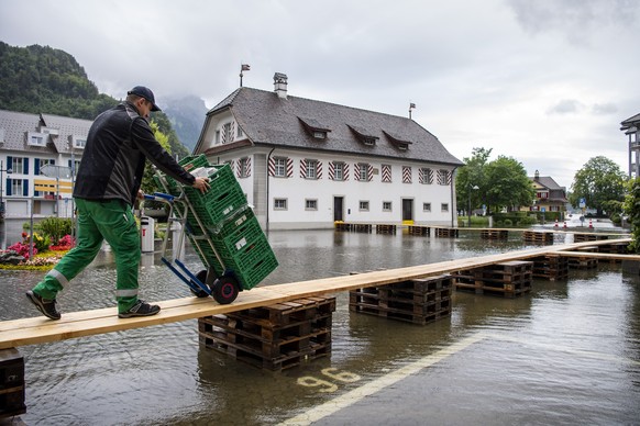 Der Dorfplatz von Stansstad im Kanton Nidwalden am Vierwaldstaettersee ist mit Hochwasser bedeckt, am Donnerstag, 15. Juli 2021 in Stansstad. (KEYSTONE/Urs Flueeler)