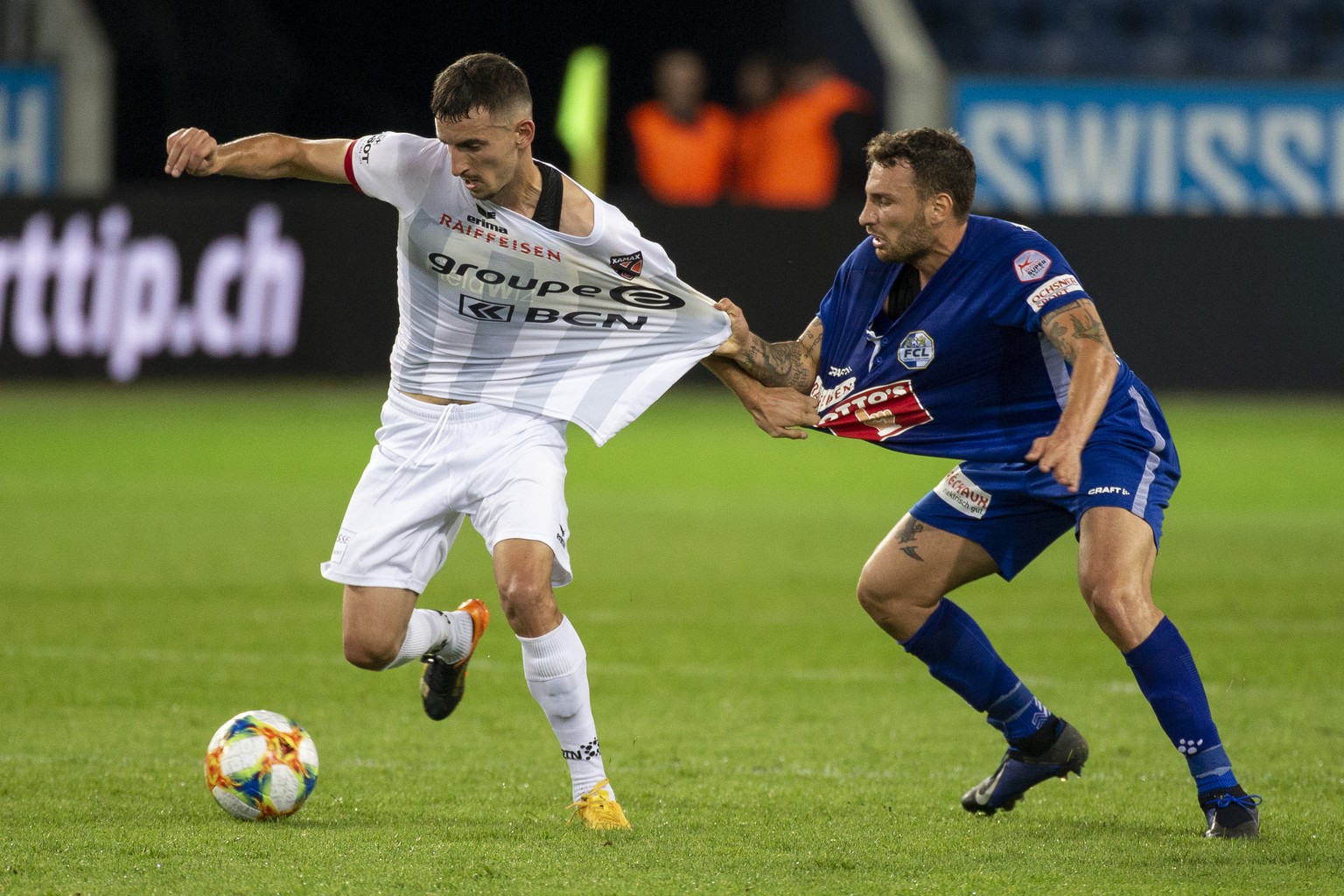 Francesco Margiotta, Luzern, rechts, im Zweikampf mit Samir Ramizi, Xamax, links, im Fussball Meisterschaftsspiel der Super League zwischen dem FC Luzern und dem Neuchatel Xamax FCS, am Donnerstag, 26 ...