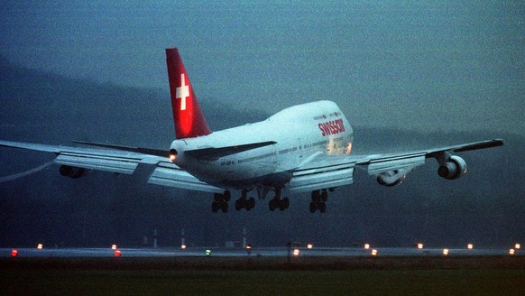 Die letzte Boeing 747 der Swissair setzt am Montag morgen, 10. Januar 2000, in Zuerich-Kloten von Atlanta kommend zur letzten Landung unter Schweizer Flagge an. Der vor dreissig Jahren mit Abstand gro ...