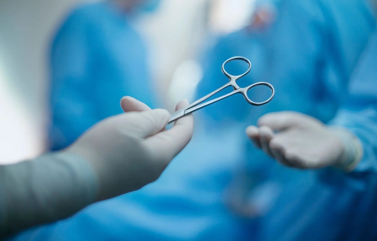 Lieber mit der feinen Klinge: Das Schweizer Gesundheitswesen braucht Reformen, aber die richtigen.