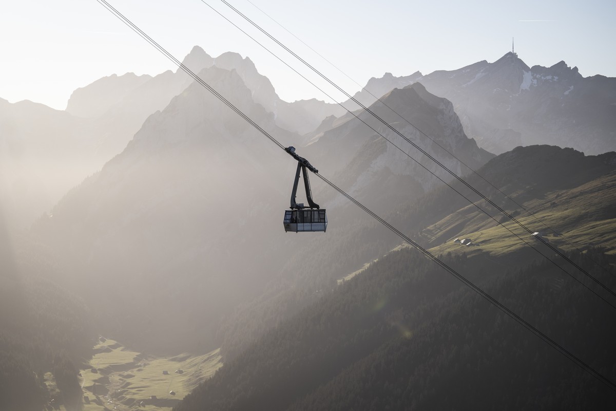 Die Bergbahn faehrt auf den Hohen Kasten bei herbstlichem Wetter, am Montag, 4. November 2024, in Bruelisau. (KEYSTONE/Gian Ehrenzeller)