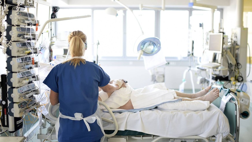 Bei einer schnellen Ausbreitung des Virus drohen Personal-Engpässe: Eine Krankenschwester kümmert sich um einen Patienten auf der Intensivstation.