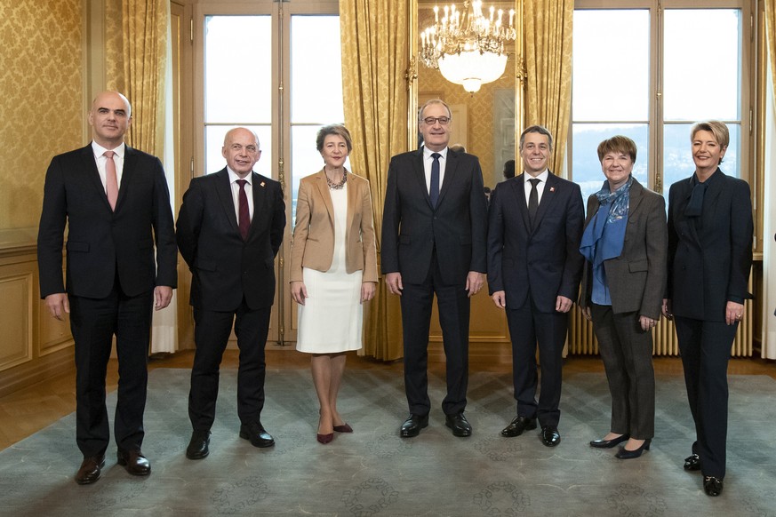 Die neugewaehlten Bundesraetinnen Karin Keller-Sutter, rechts, und Viola Amherd, 2. von rechts, posieren mit dem Gesamtbundesrat, von links, Bundespraesident Alain Berset, Ueli Maurer, Simonetta Somma ...