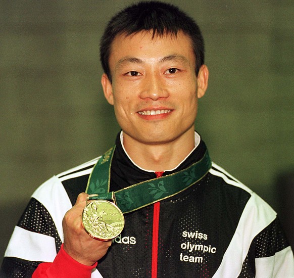 ARCHIV --- ZUM 50. GEBURTSTAG DES SCHWEIZER KUNSTTURNERS DONGHUA LI AM SONNTAG, 10. DEZEMBER 2017, STELLEN WIR IHNEN FOLGENDES BILDMATERIAL ZUR VERFUEGUNG --- Donghua Li mit Goldmedaille, die er im Pf ...