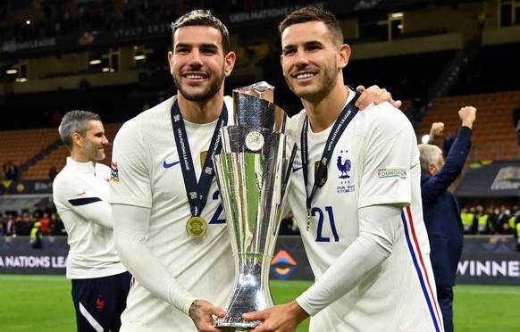 Lucas Hernandez (r.). mit Nations-League-Pokal und Bruder Theo.