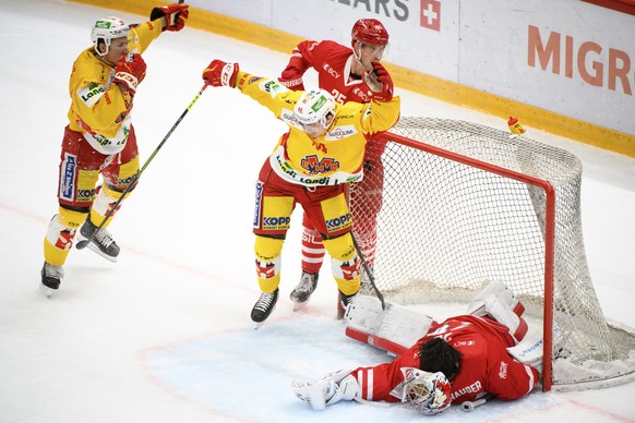 Le defenseur biennois Samuel Kreis, centre en jaune, et l&#039;attaquant biennois Damien Brunner, gauche, celebrent le but du 3 a 1 devant l&#039;attaquant lausannois Cory Emmerton, centre en rouge, e ...