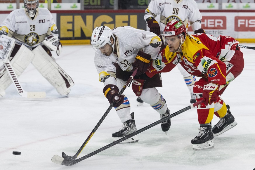 Biels Gaetan Haas, rechts, im Duell mit Servettes Michael Voellmin im Eishockey Qualifikationsspiel der National League zwischen dem EHC Biel und Genf Servette HC, am Freitag, 20. Januar 2023, in der  ...