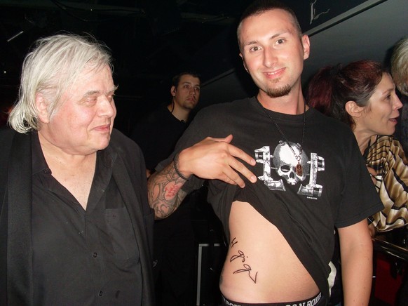 rip hr giger tattoo unterschrift