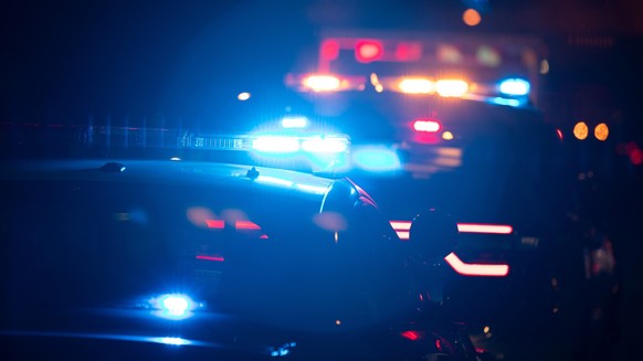 Tatort Blaulicht Polizeiauto Einsatzkräfte Symbolbild
