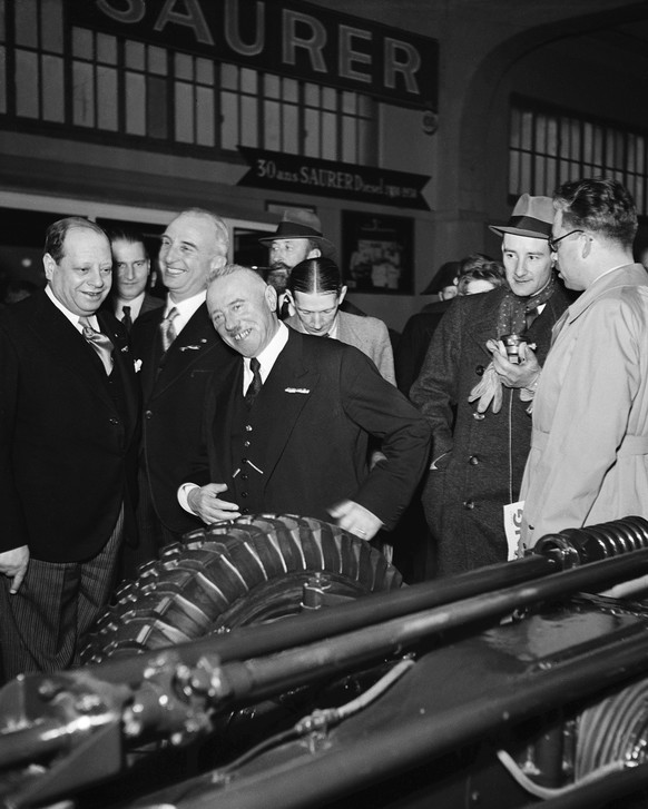 Federal councilor Rudolf Minger of the Peasant, Trade and Citizens Party (BGB), center, visits the 15th International Motor Show in Geneva in February 1938. (KEYSTONE/PHOTOPRESS-ARCHIVE/Str)