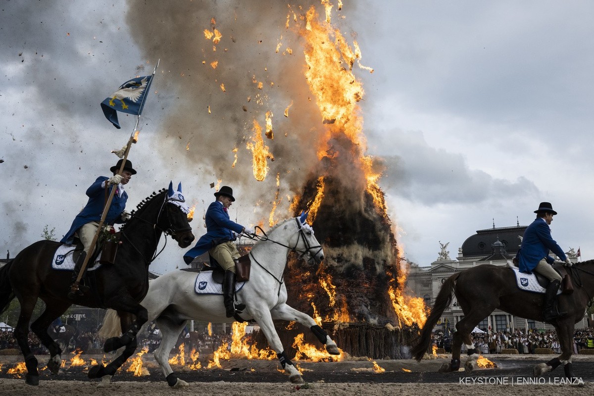 The head of the "Boeoegg" burns on the Sechselaeuten place in Zurich, Switzerland, pictured on April 25, 2022. The Sechselaeuten (ringing of the six o'clock bells) is a traditional end  ...