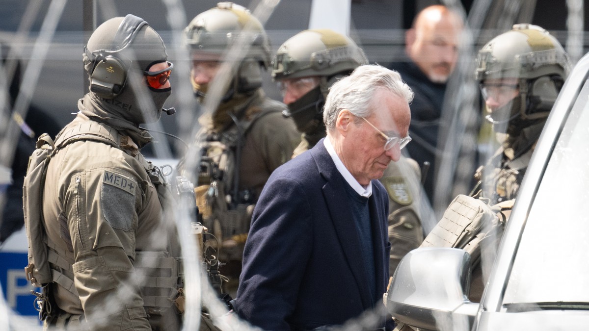 23.05.2024, Hessen, Frankfurt/Main: SEK-Beamte der Polizei eskortieren den Hauptangeklagten Heinrich XIII. Prinz Reu