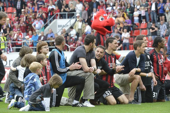 Bildnummer: 10479531 Datum: 29.04.2012 Copyright: imago/Buthmann
FC Ingolstadt 04 vs Energie Cottbus Jubel, Klassenerhalt, Tomas Oral, Trainer (FC Ingolstadt) mitte mit Marino Biliskow (FC Ingolstadt) ...
