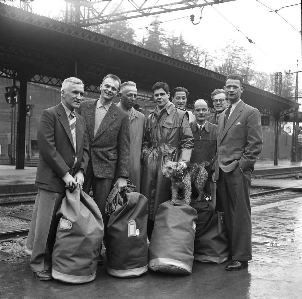 Die Teilnehmer der Schweizer Himalaya-Expedition 1956 vor der Abreise in Bern. V.l.n.r.: Wolfgang Diehl, Ernst Schmied, Expeditionsleiter, Albert Eggler, Hans-Rudolf von Gunten, Ernst Reiss, Doelf Rei ...