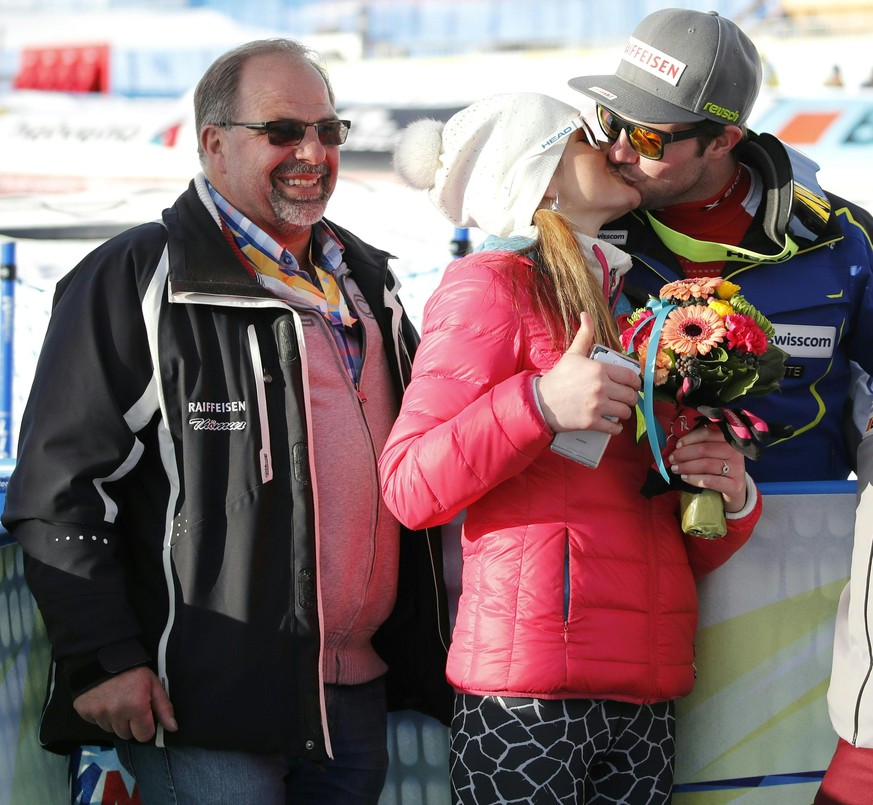 Beat Feuz (SUI/3.v.r.) mit den Eltern Hans Feuz, Hedi Feuz-Hutmacher (re) und seiner Freundin Katrin Trindl nach der Abfahrt der Herren am Sonntag, 12. Februar 2017 in St. Moritz. Die 44. alpinen Ski- ...