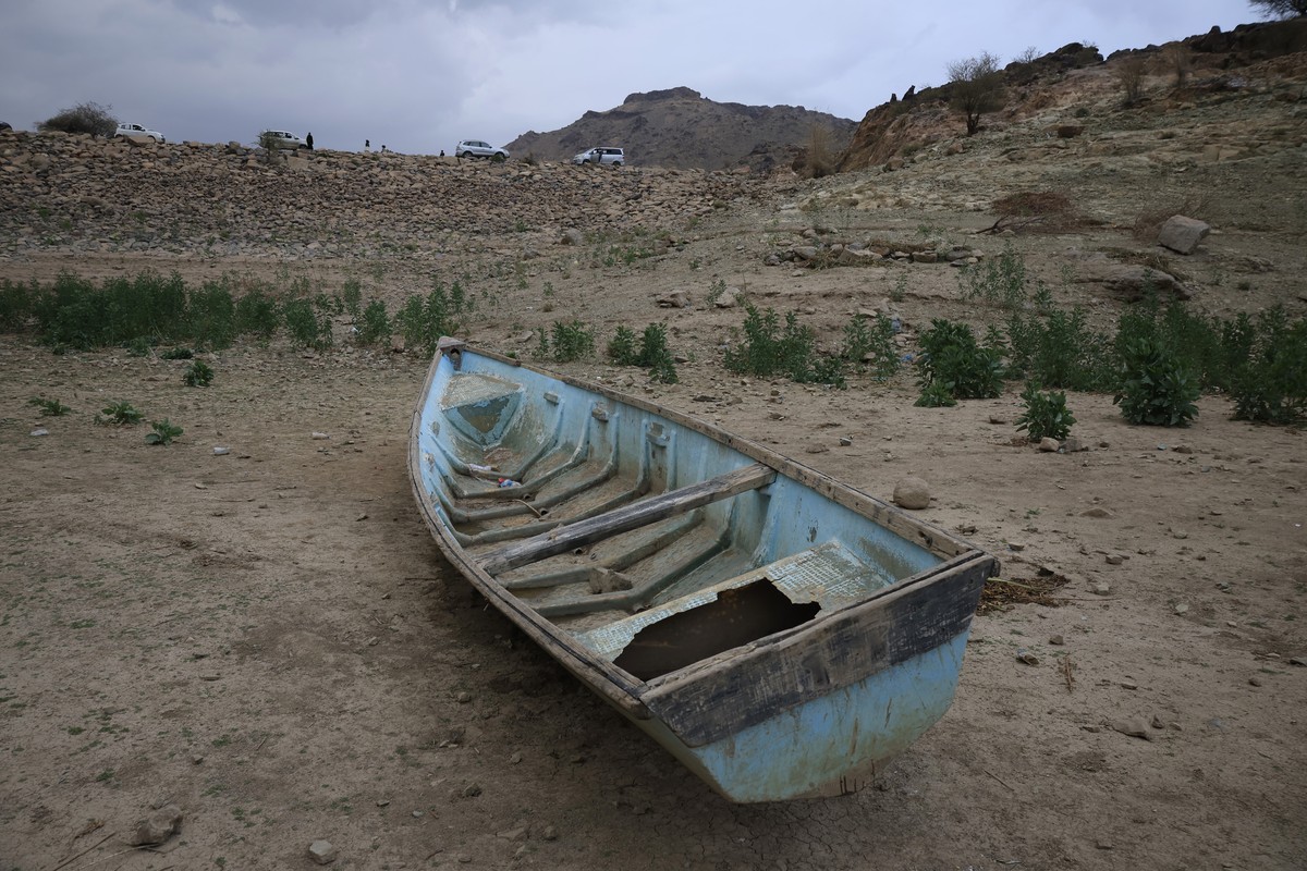 epa12910238 A boat is stranded in a drought-affected reservoir on the outskirts of Sana'a, Yemen, 23 April 2026. According to the United Nations Development Programme (UNDP), Yemen is experiencin ...