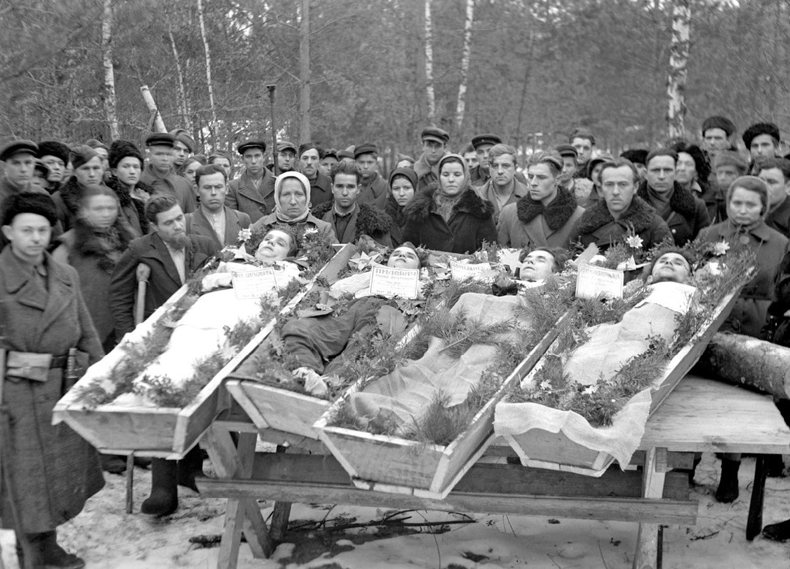 Im Tode versöhnt: Jüdische und nichtjüdische Partisanen werden im selben Grab bestattet, 1943.