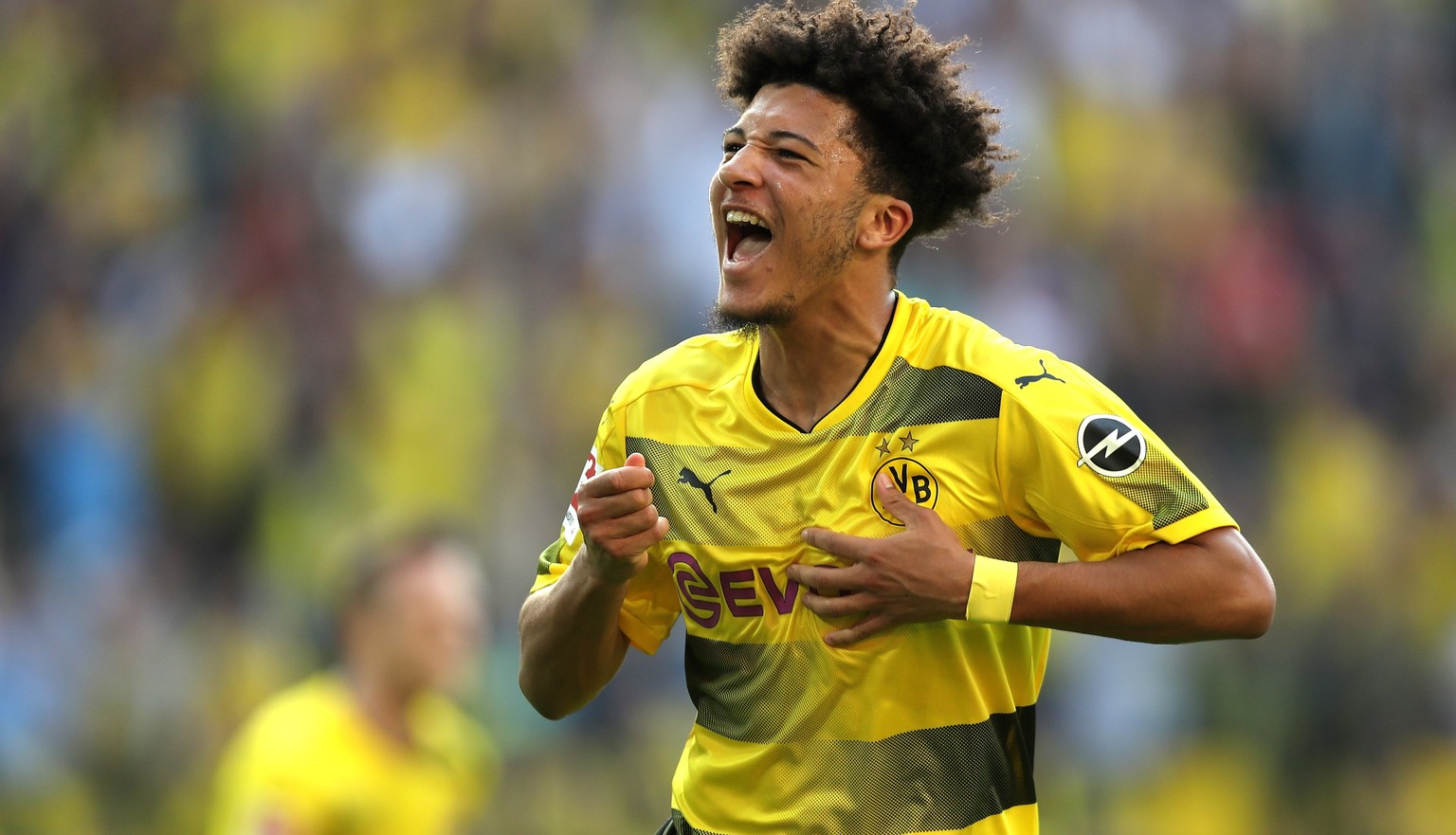 epa06683959 Dortmund&#039;s Jadon Sancho (C) celebrates scoring the opening goal during the German Bundesliga soccer match between Borussia Dortmund and Bayer Leverkusen in Dortmund, Germany, 21 April ...