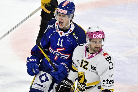 Der Klotener Keanu Derungs, links, jubelt nach seinem Tor zum 1-0 fuer Kloten beim Eishockey-Qualifikationsspiel der National League zwischen dem EHC Kloten und dem HC Ajoie in der Stimo Arena in Klot ...