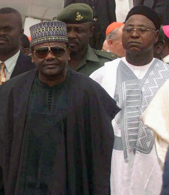 Der frühere Diktator Sani Abacha (links).