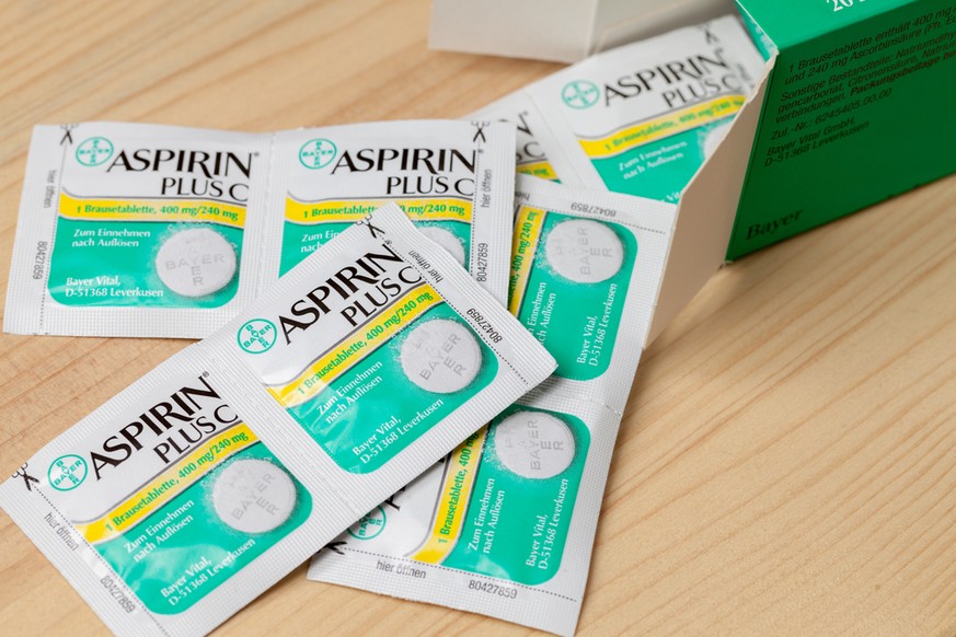 Acetylsalicylsäure (kurz ASS), hier in ihrer wohl bekanntesten Form: Aspirin. Das Medikament wirkt fiebersenkend, sollte aber an fieberkranke Kinder und Jugendliche nicht abgegeben werden, da es&nbsp;das lebensbedrohliche Reye-Syndrom auslösen könnte. &nbsp;