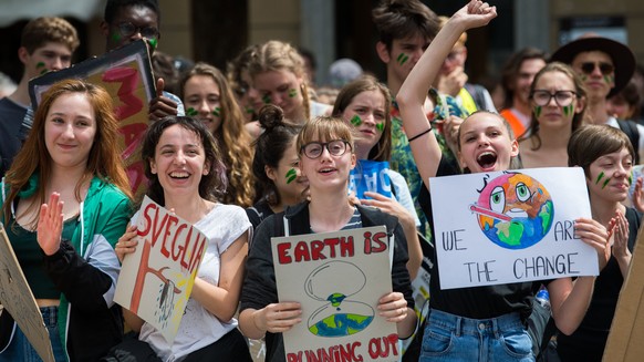 Menschen demonstrieren am internationalen Klimastreiktag in Bellinzona, am Freitag, 24. Mai 2019.