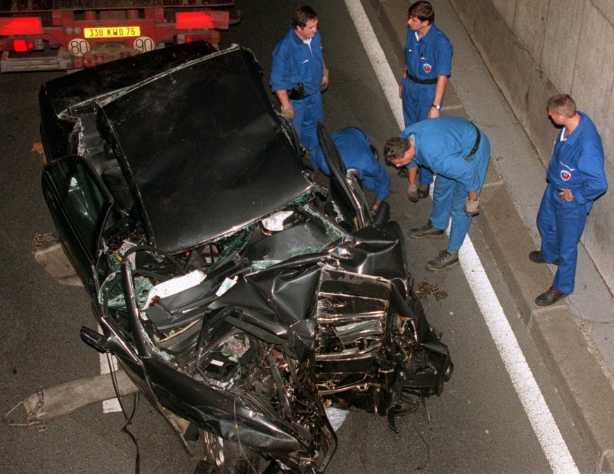 ZUM 20. TODESTAG VON PRINZESSIN DIANA AM DONNERSTAG, 31. AUGUST 2017, STELLEN WIR IHNEN FOLGENDES BILDMATERIAL ZUR VERFUEGUNG - Police services prepare to take away the car in which Diana, Princess of ...