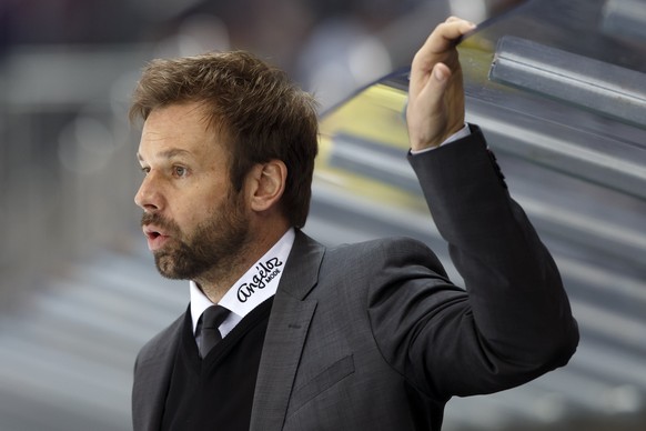 Fribourg's head coach Gerd Zenhaeusern looks on his players, during a National League A regular season game of the Swiss Championship between Lausanne HC and the HC Fribourg Gotteron at the Malley sta ...