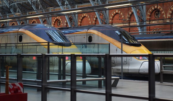 epa04564903 Eurostar trains are parked at St.Pancras International in London, Britain, 17 January 2015. Eurostar announced on 17 January that all its trains were cancelled and returning to their origi ...
