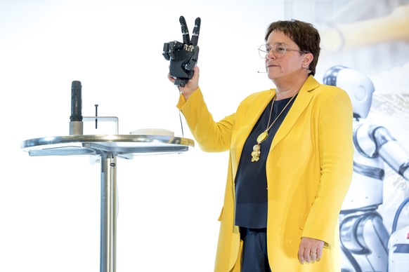 KEYPIX - Magdalena Martullo-Blocher, CEO der Ems-Chemie demonstriert eine Roboterhand an der Bilanzmedienkonferenz der Ems-Gruppe am Freitag, 6. Februar 2026 in Zuerich. (KEYSTONE/Claudio Thoma)