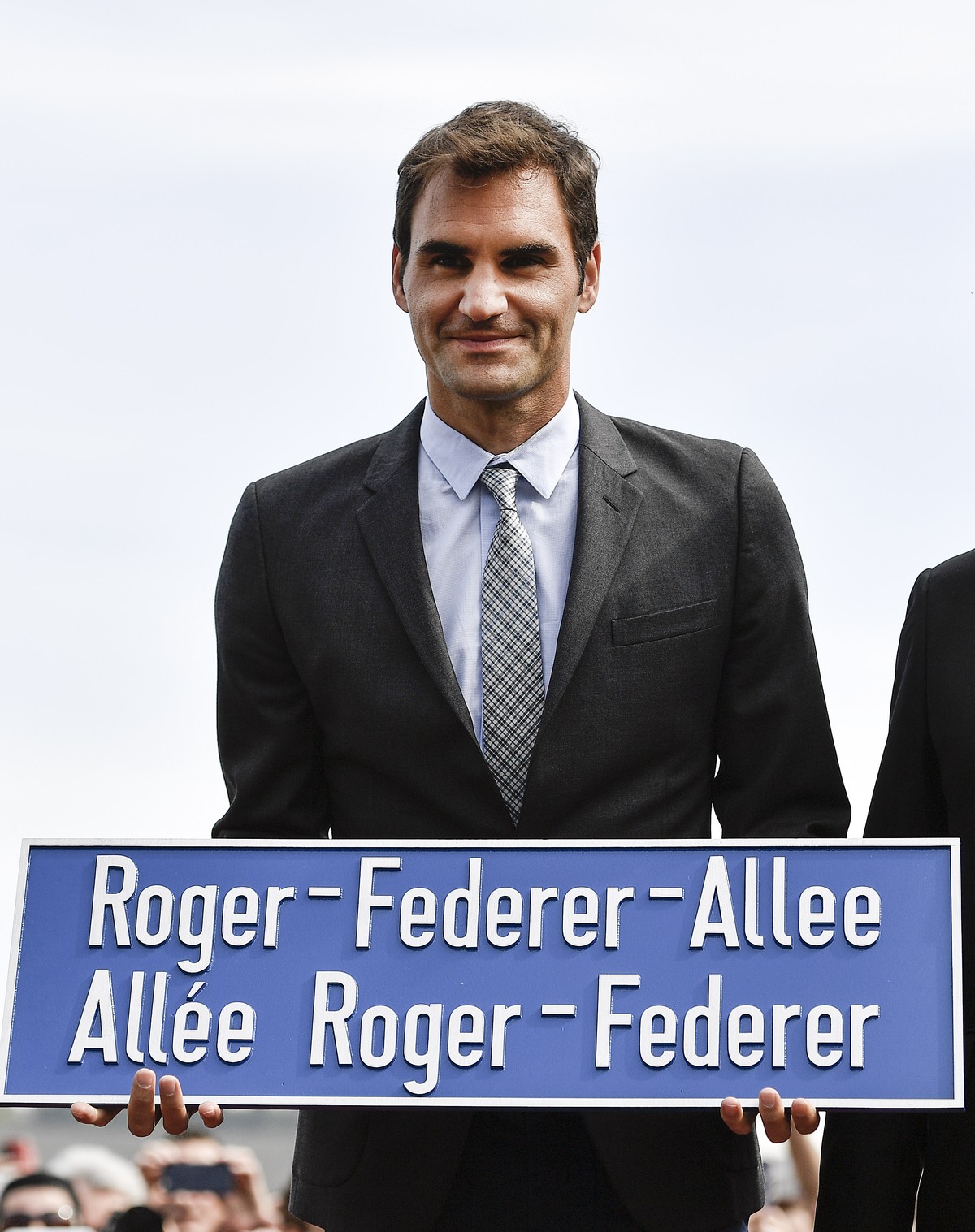 Roger Federer, bei der Einweihung der "Roger-Federer-Allee" in Biel, am Donnerstag, 21. April 2016. Die Roger-Federer-Allee, die das Gebaeude von Swiss Tennis mit dem neuen Bieler Eisstadion ...