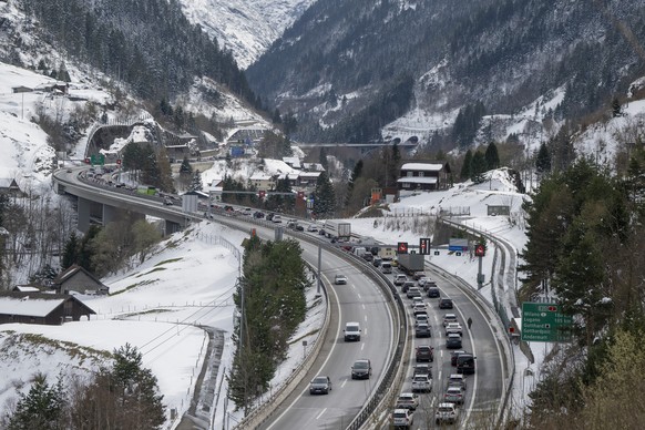 Der Oster Reiseverkehr auf der Autobahn A-2 vor dem Gotthardtunnel zwischen Goeschenen und Erstfeld in Richtung sueden staut sich bei Wassen auf mehrere Kilometer laenge, am Samstag, 28. Maerz 2026. ( ...